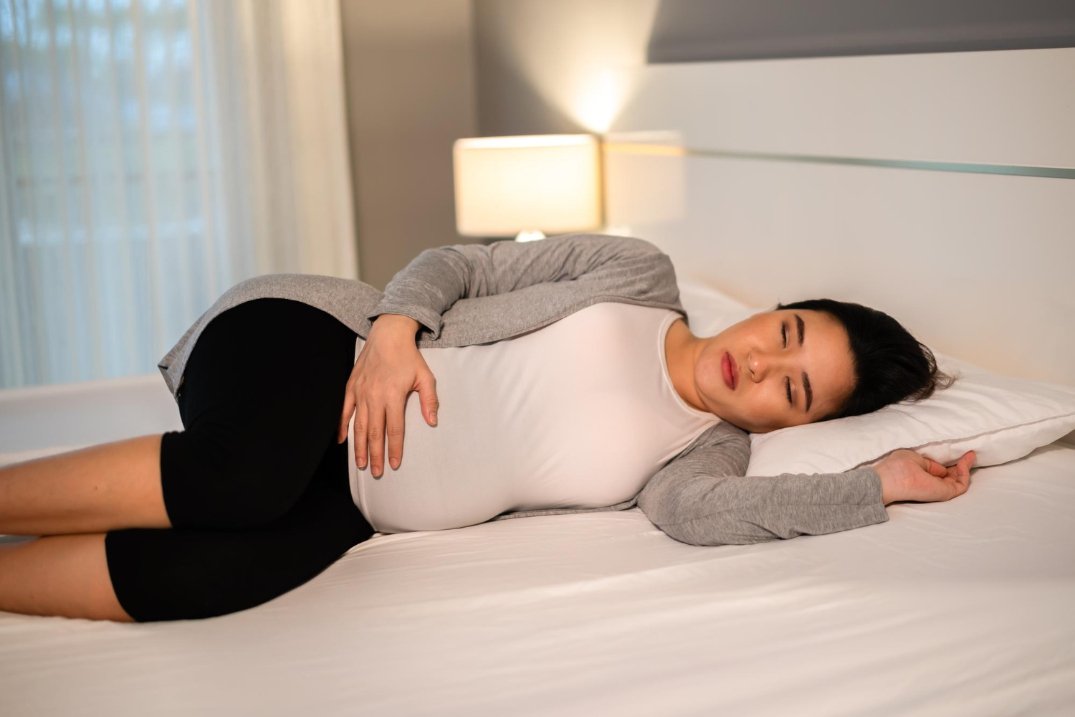 Ketahui Posisi Tidur yang Baik untuk Ibu Hamil Agar Nyaman